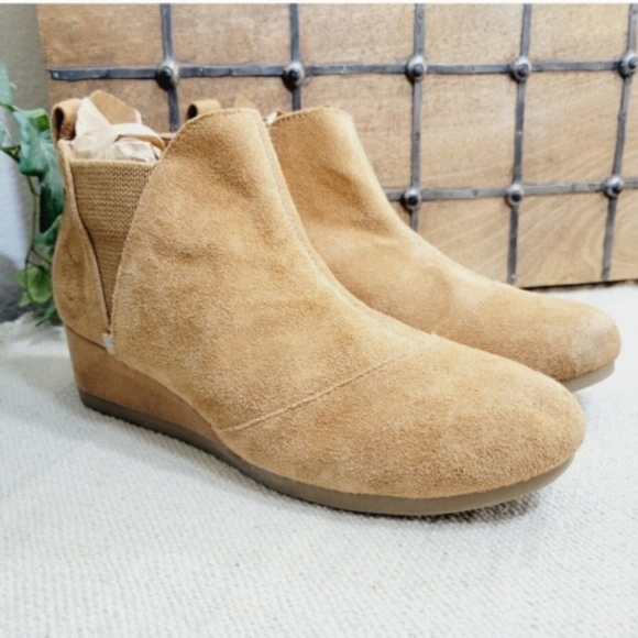 Toms Taupe Suede Heeled Ankle Boot size 5.5 Brown - Picture 3 of 9